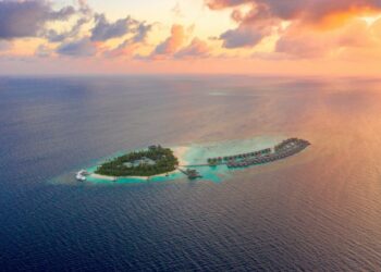 Esta isla privada en Fiji es uno de los destinos de viaje más soñados para los amantes del vino. La maestra de bodega Lily Puamau ha contribuido a crear una colección de vinos que vale la pena en uno de los lugares más remotos del mundo.