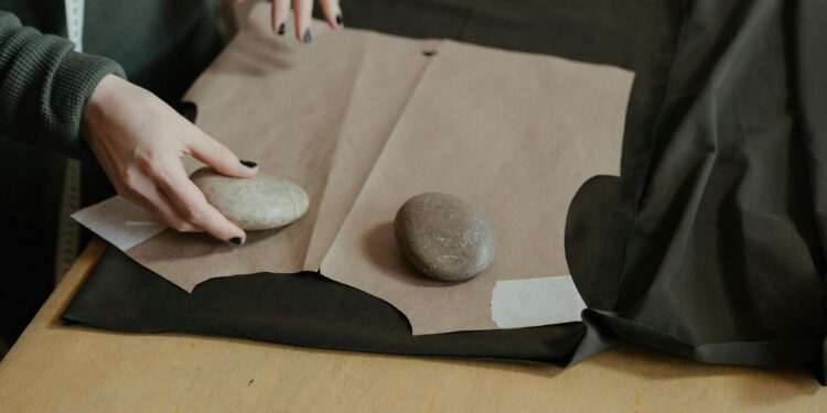 Diseñador de moda belga Dries Van Noten anuncia su jubilación