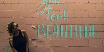 Transformando la Moda: 6 Diseñadores Revolucionan la Ropa Reciclada