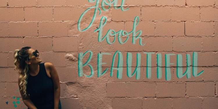 Transformando la Moda: 6 Diseñadores Revolucionan la Ropa Reciclada