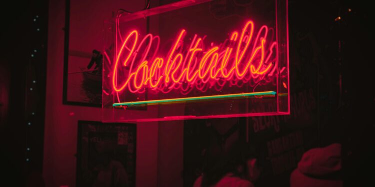 Tesoros ocultos: Un recorrido por los bares clandestinos de Hong Kong.