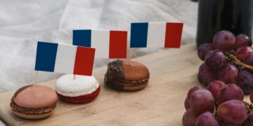 Déjate llevar por la dulzura de Francia: explorando dos postres divinos.