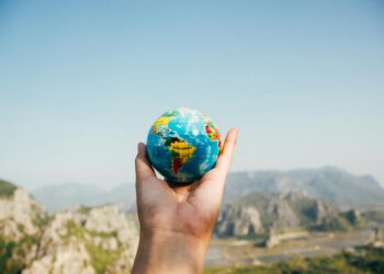 Los Pros y los Contras de Viajar con Compañeros vs. Viajar Solo