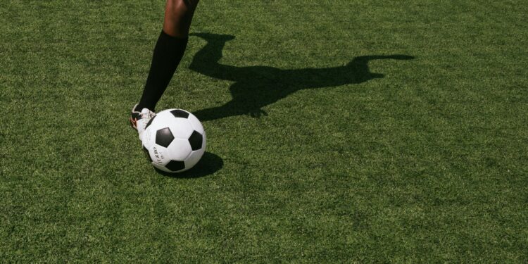 Jóvenes talentos iluminando la UEFA Champions League