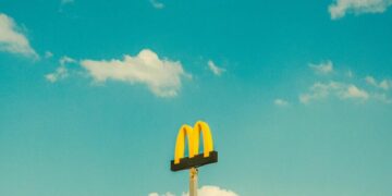 McDonald’s se disculpa después de la interrupción global de IT que cerró restaurantes, pero descarta el ciberataque.
