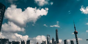 Loewe presenta ‘Crafted World’: Un Viaje a Través de 178 Años de Arte e Innovación