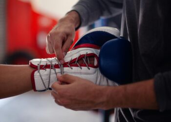 Pieza Codiciada de la Historia del Boxeo: Guante Dividido Usado por Muhammad Ali en la Pelea contra Henry Cooper a Subasta