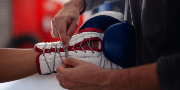 Pieza Codiciada de la Historia del Boxeo: Guante Dividido Usado por Muhammad Ali en la Pelea contra Henry Cooper a Subasta