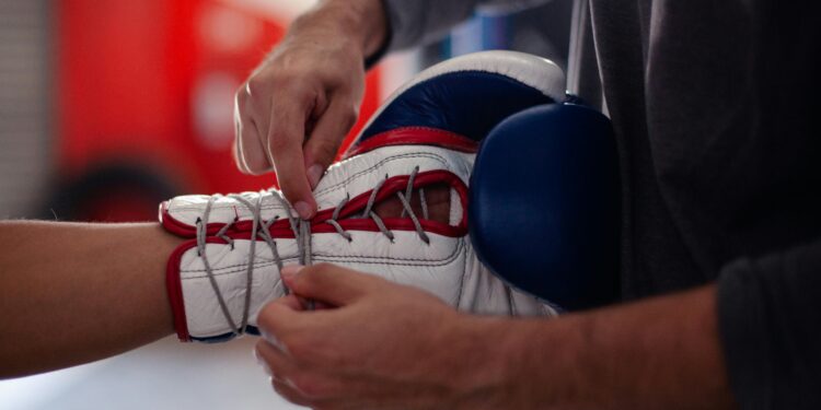 Pieza Codiciada de la Historia del Boxeo: Guante Dividido Usado por Muhammad Ali en la Pelea contra Henry Cooper a Subasta