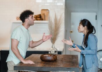 Navegando el Desafío de que tu Pareja Mire a Otras Mujeres: Comunicación Empoderadora y Autoafirmación