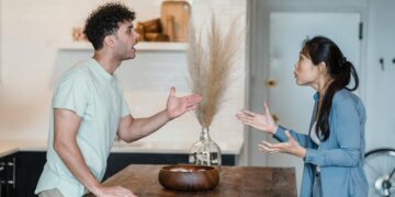 Navegando el Desafío de que tu Pareja Mire a Otras Mujeres: Comunicación Empoderadora y Autoafirmación